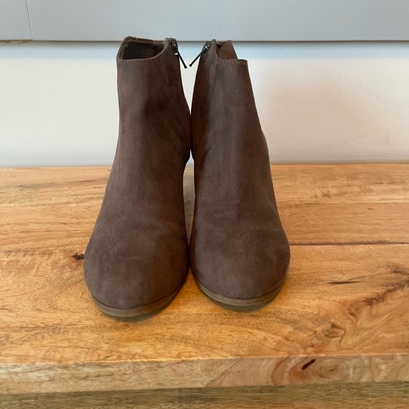 Old navy women’s booties - Picture 4 of 5